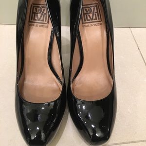 Pour La Victoire black patent leather heels 👠